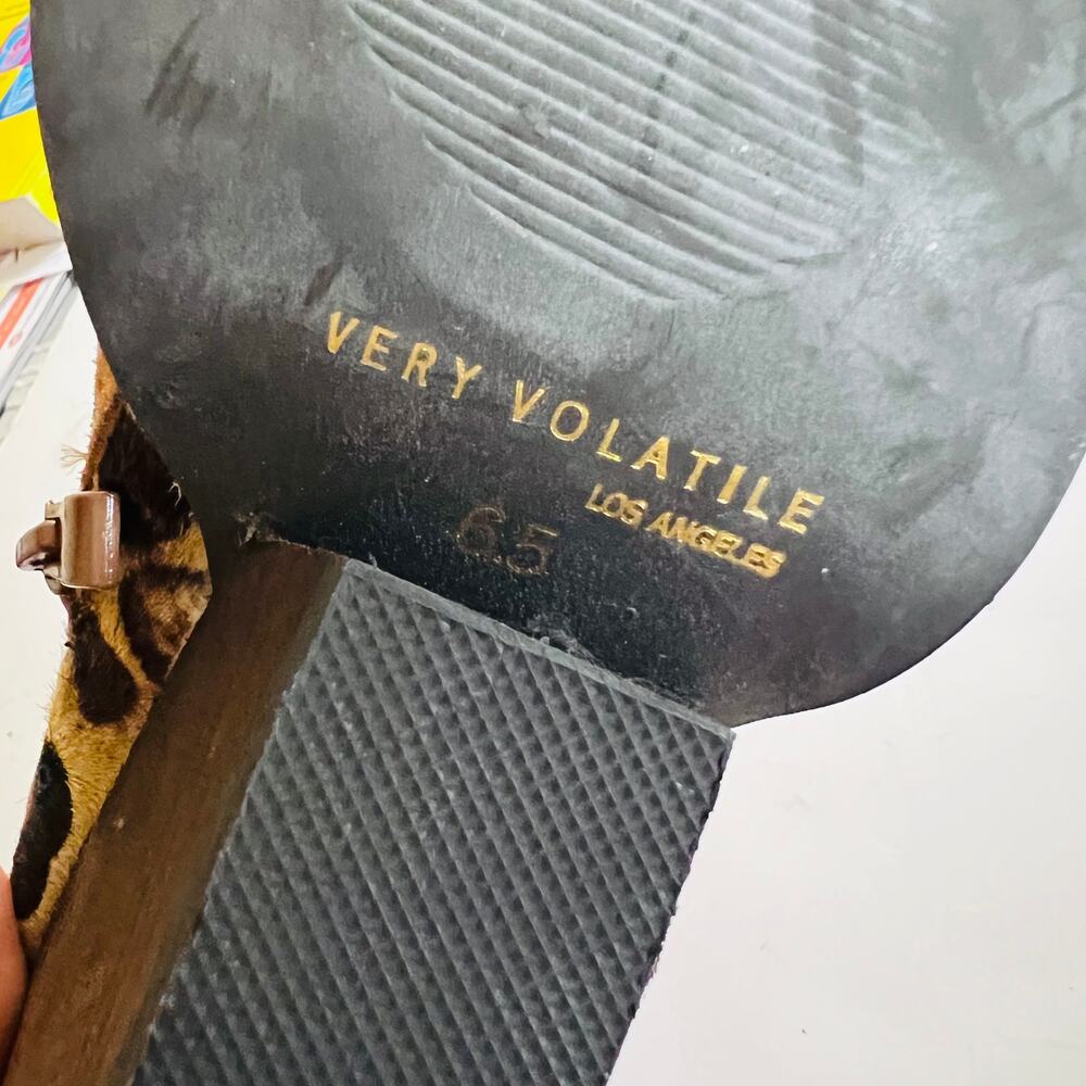 Very Volatile Leopard Calf Hair Leather Ankle Chelsea Booties Size 6.5 NEW - Picture 5 of 7